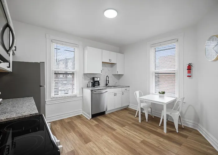 Shadyside, !i Modern And Bright Private Bedroom With Shared Bathroom Homestay