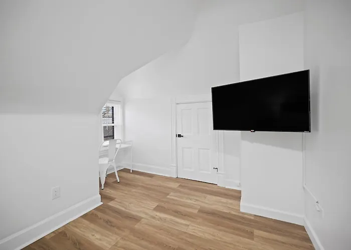 Homestay Shadyside, !i Modern And Bright Private Bedroom With Shared Bathroom *