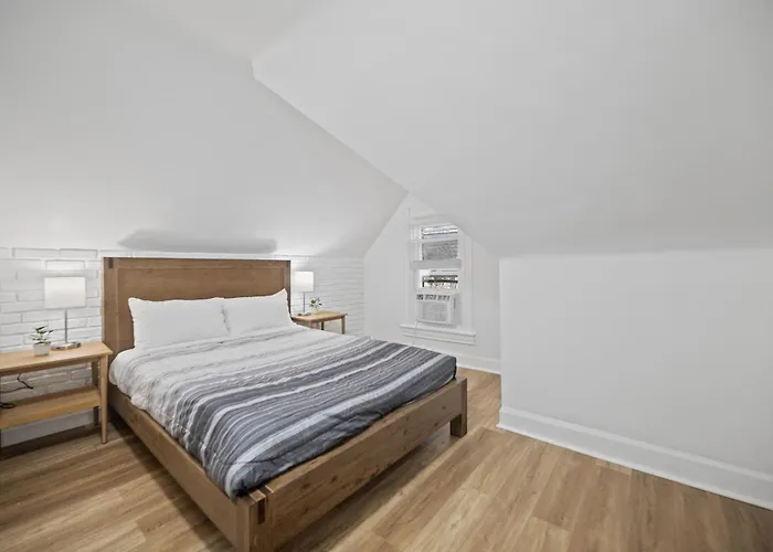 Homestay Shadyside, !i Modern And Bright Private Bedroom With Shared Bathroom