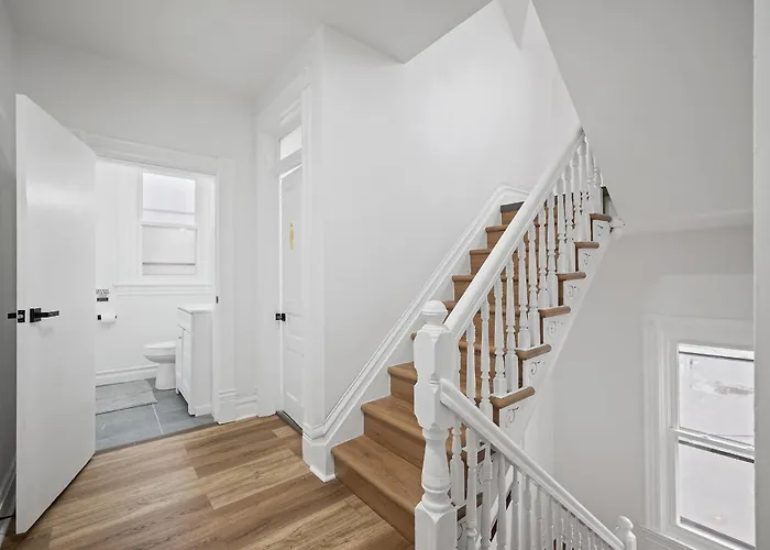 Shadyside, !i Modern And Bright Private Bedroom With Shared Bathroom