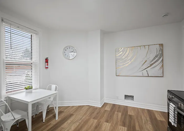 Shadyside, !i Modern And Bright Private Bedroom With Shared Bathroom Homestay *